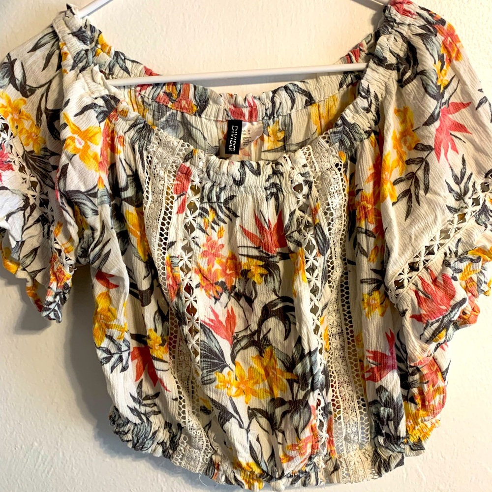 H&M DIVIDED white floral crop top